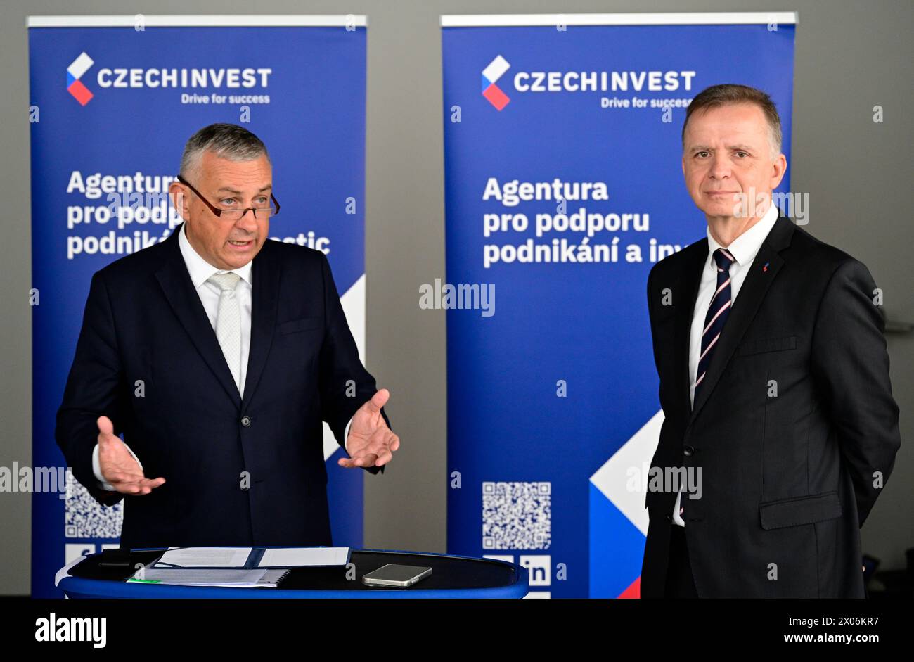 Prag, Tschechische Republik. April 2024. Von links: Minister für Industrie und Handel Jozef Sikela (STAN) und der neue Generaldirektor der CzechInvest-Agentur Jan Michal nehmen am 10. April 2024 an einem Pressegespräch anlässlich der Einweihung des neuen Leiters der CzechInvest-Agentur Jan Michal in Prag, Tschechische Republik, Teil. Quelle: Roman Vondrous/CTK Photo/Alamy Live News Stockfoto