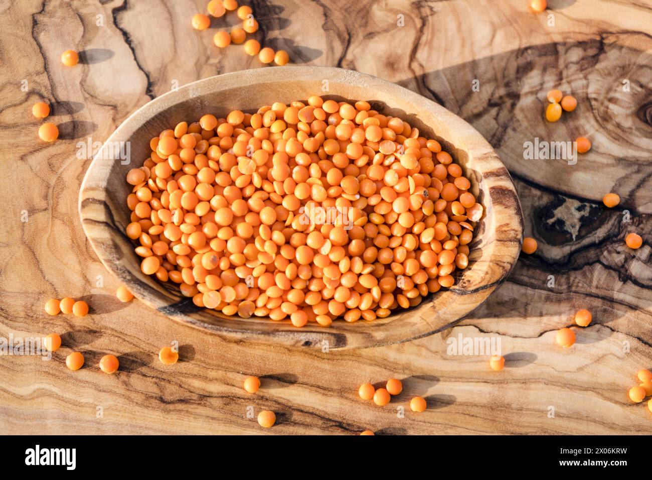 Linse (Lens culinaris), rote Linsen in Holzschale Stockfoto