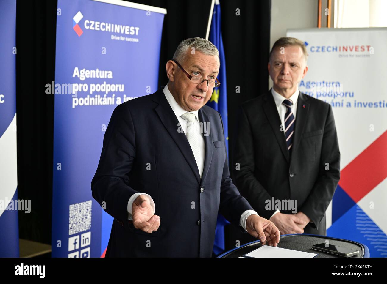 Prag, Tschechische Republik. April 2024. Von links: Minister für Industrie und Handel Jozef Sikela (STAN) und der neue Generaldirektor der CzechInvest-Agentur Jan Michal nehmen am 10. April 2024 an einem Pressegespräch anlässlich der Einweihung des neuen Leiters der CzechInvest-Agentur Jan Michal in Prag, Tschechische Republik, Teil. Quelle: Roman Vondrous/CTK Photo/Alamy Live News Stockfoto