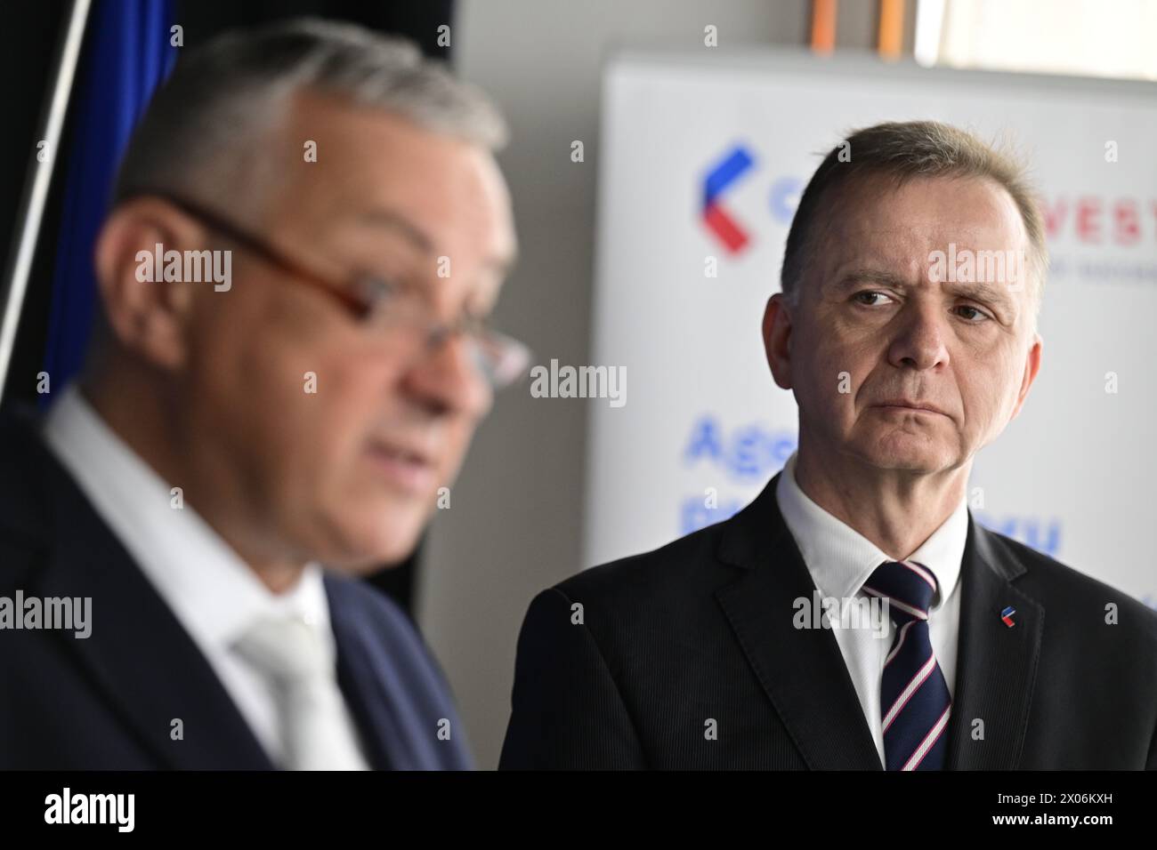 Prag, Tschechische Republik. April 2024. Von links: Minister für Industrie und Handel Jozef Sikela (STAN) und der neue Generaldirektor der CzechInvest-Agentur Jan Michal nehmen am 10. April 2024 an einem Pressegespräch anlässlich der Einweihung des neuen Leiters der CzechInvest-Agentur Jan Michal in Prag, Tschechische Republik, Teil. Quelle: Roman Vondrous/CTK Photo/Alamy Live News Stockfoto