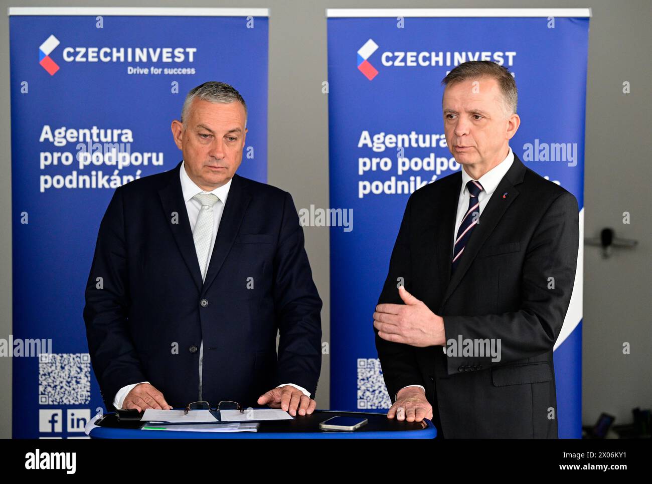 Prag, Tschechische Republik. April 2024. Von links: Minister für Industrie und Handel Jozef Sikela (STAN) und der neue Generaldirektor der CzechInvest-Agentur Jan Michal nehmen am 10. April 2024 an einem Pressegespräch anlässlich der Einweihung des neuen Leiters der CzechInvest-Agentur Jan Michal in Prag, Tschechische Republik, Teil. Quelle: Roman Vondrous/CTK Photo/Alamy Live News Stockfoto