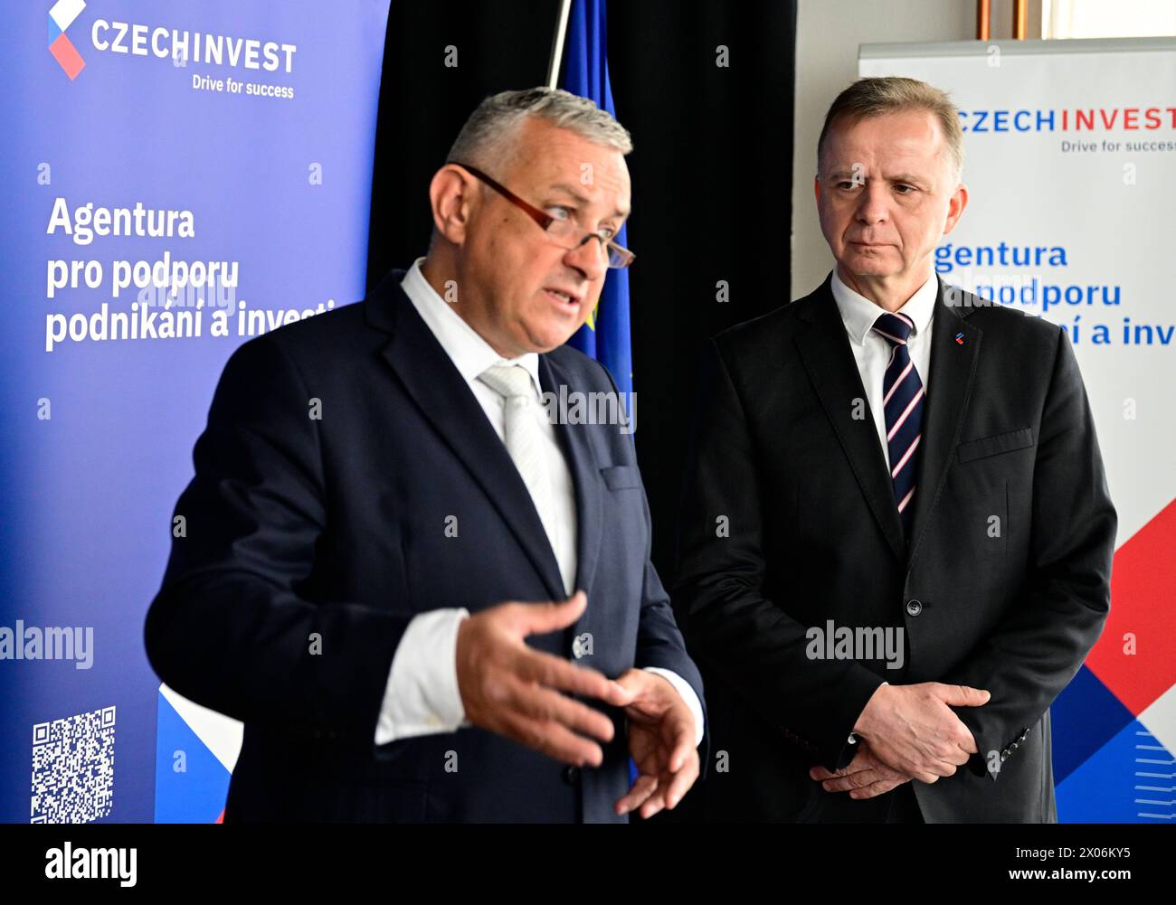 Prag, Tschechische Republik. April 2024. Von links: Minister für Industrie und Handel Jozef Sikela (STAN) und der neue Generaldirektor der CzechInvest-Agentur Jan Michal nehmen am 10. April 2024 an einem Pressegespräch anlässlich der Einweihung des neuen Leiters der CzechInvest-Agentur Jan Michal in Prag, Tschechische Republik, Teil. Quelle: Roman Vondrous/CTK Photo/Alamy Live News Stockfoto