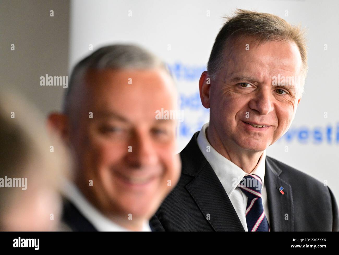 Prag, Tschechische Republik. April 2024. Von links: Minister für Industrie und Handel Jozef Sikela (STAN) und der neue Generaldirektor der CzechInvest-Agentur Jan Michal nehmen am 10. April 2024 an einem Pressegespräch anlässlich der Einweihung des neuen Leiters der CzechInvest-Agentur Jan Michal in Prag, Tschechische Republik, Teil. Quelle: Roman Vondrous/CTK Photo/Alamy Live News Stockfoto