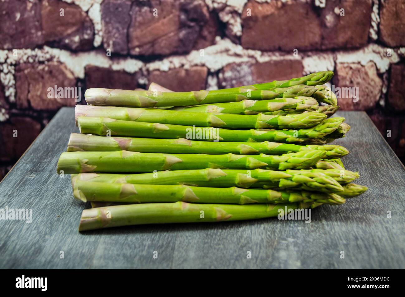 Garten Spargel, Spargel Gras, Wildspargel (Spargel officinalis), grüne Spargel Stockfoto