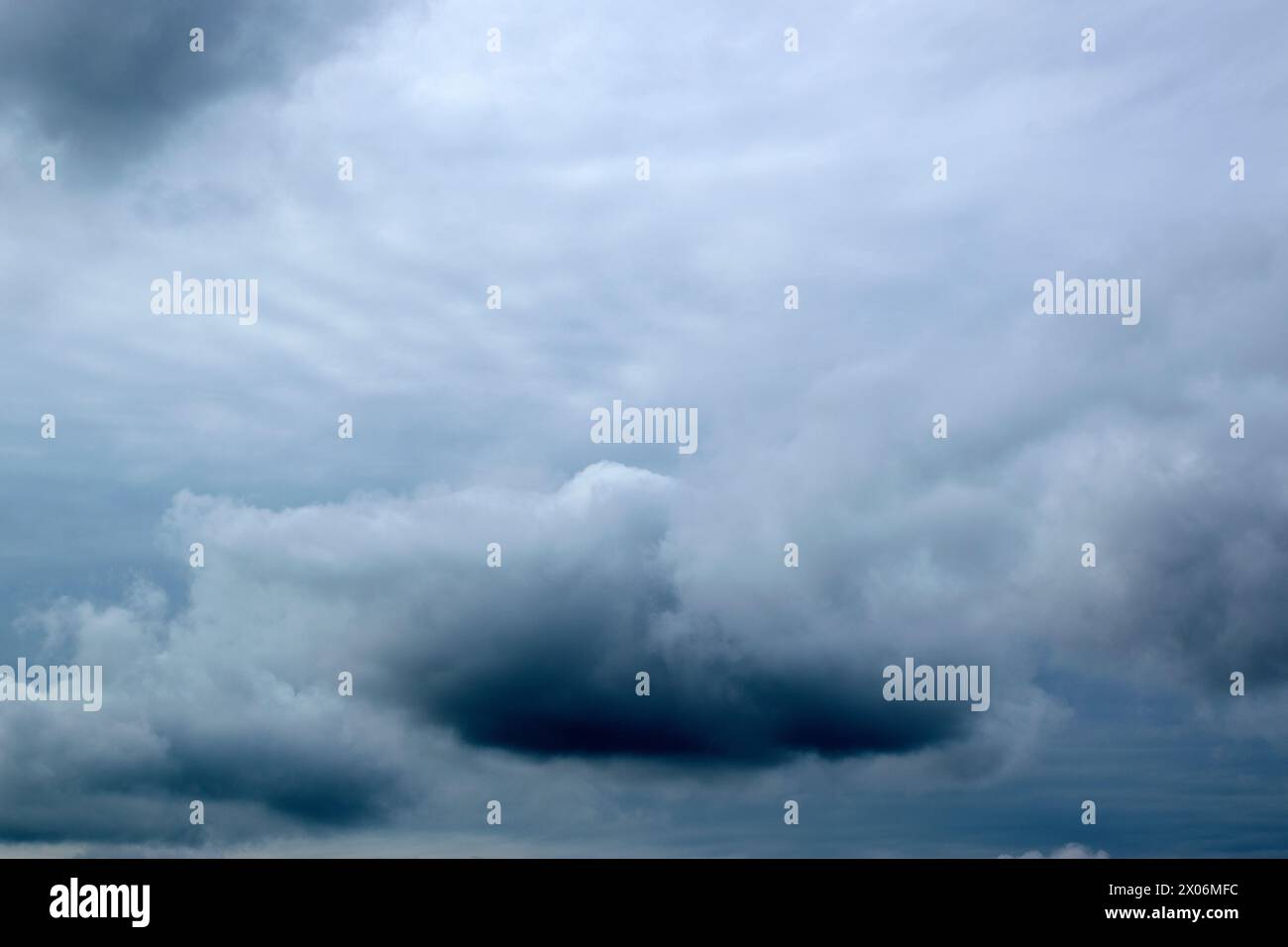 Close Up Blue Dark Clouds In The Sky Bei Abcoude The Netherlands 8-4-2024 Stockfoto