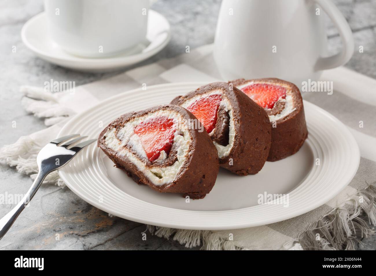 Hausgemachte Kuchenbrötchen mit Erdbeere und Frischkäse auf Marmorhintergrund. Horizontal Stockfoto