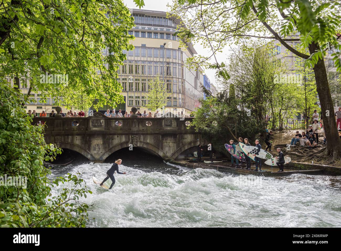 Eisbach Surfen im Englischen Garten München Stockfoto