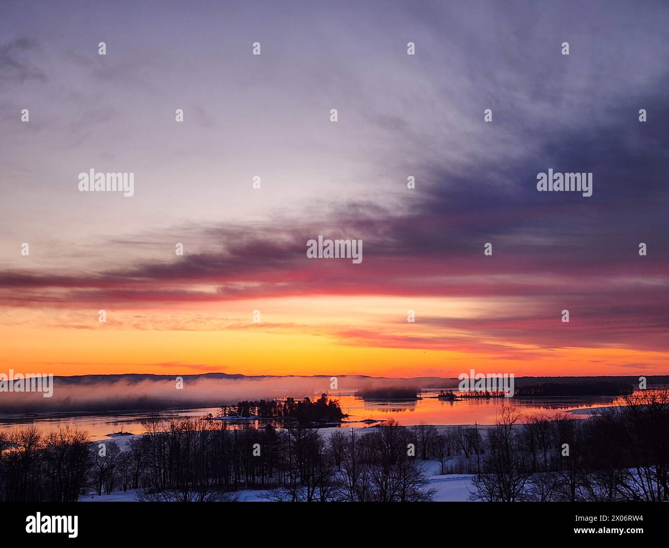 Berggipfel locken mit Sonnenuntergang. Die Stille der Natur gefangen. Verwandeln Sie Ihren Raum mit diesen beeindruckenden Fotos, die jetzt zum Verkauf angeboten werden. Stockfoto