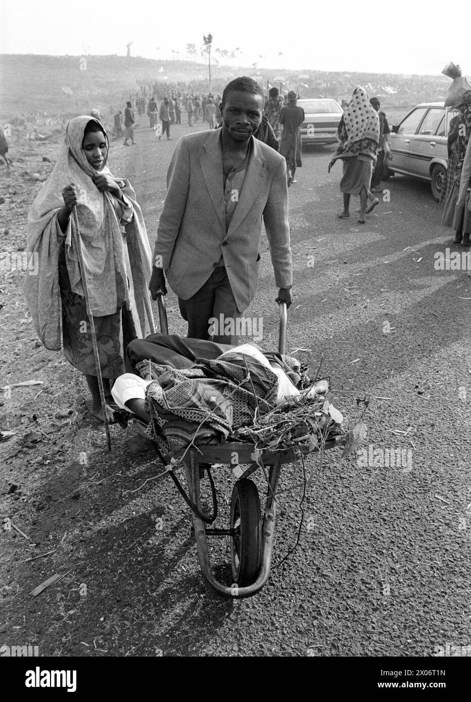 ZAIRE : Aufgrund der Cholera-Epedemie bei Goma bringen Fluechtlinge Flüchtlinge ihr totes Kind in einer Schubkarre zu einer Leichengrube , Juli 1994 ZAIRE : aufgrund der Cholera-Epödemie bringen zwei Eltern ihr totes Kind auf eine Leiche bei Goma . Juli 1994 *** ZAIRE aufgrund der Choleraepödemie bei Goma bringen Flüchtlinge ihr totes Kind in einer Schubkarre auf eine Leichdeponie bei Goma , Juli 1994 ZAIRE aufgrund der Choleraepödemie bringen zwei Eltern ihr totes Kind in eine Leichdeponie bei Goma , Juli 1994 Stockfoto