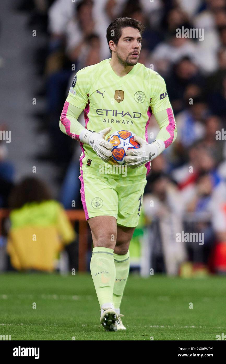 Madrid, Madrid, Spanien. April 2024. Stefan Ortega vom FC Manchester City während des Viertelfinales der UEFA Champions League im ersten Legs zwischen Real Madrid CF und Manchester City FC im Santiago Bernabeu Stadium in Madrid, Spanien, 9. April 2024 (Bild: © Ruben Albarran/ZUMA Press Wire) NUR ZUR REDAKTIONELLEN VERWENDUNG! Nicht für kommerzielle ZWECKE! Stockfoto