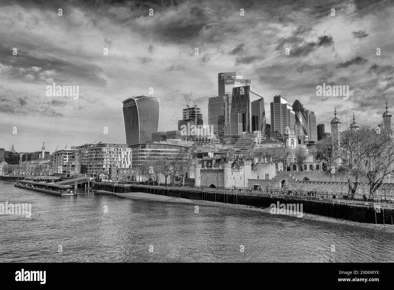 City of London (The Square Mile) Wolkenkratzer mit der Themse im Vordergrund. Einschließlich 20 Fenchurch St, Walkie Talkie. Rechts: Tower of London. Stockfoto