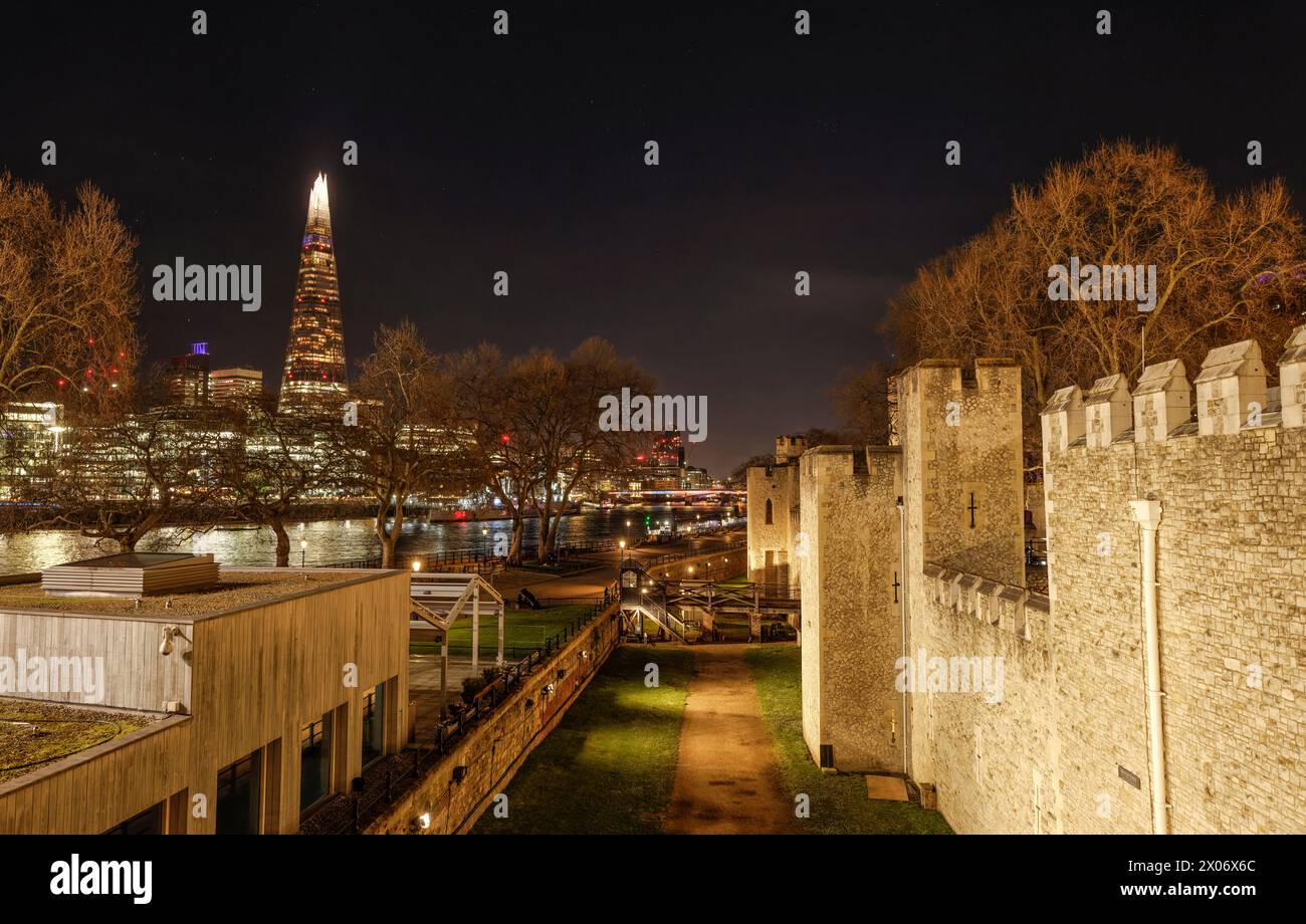Äußere Vorhangfassaden des mittelalterlichen Tower of London Castle aus dem 11. Jahrhundert an der Themse mit dem Shard-Wolkenkratzer im Hintergrund Stockfoto