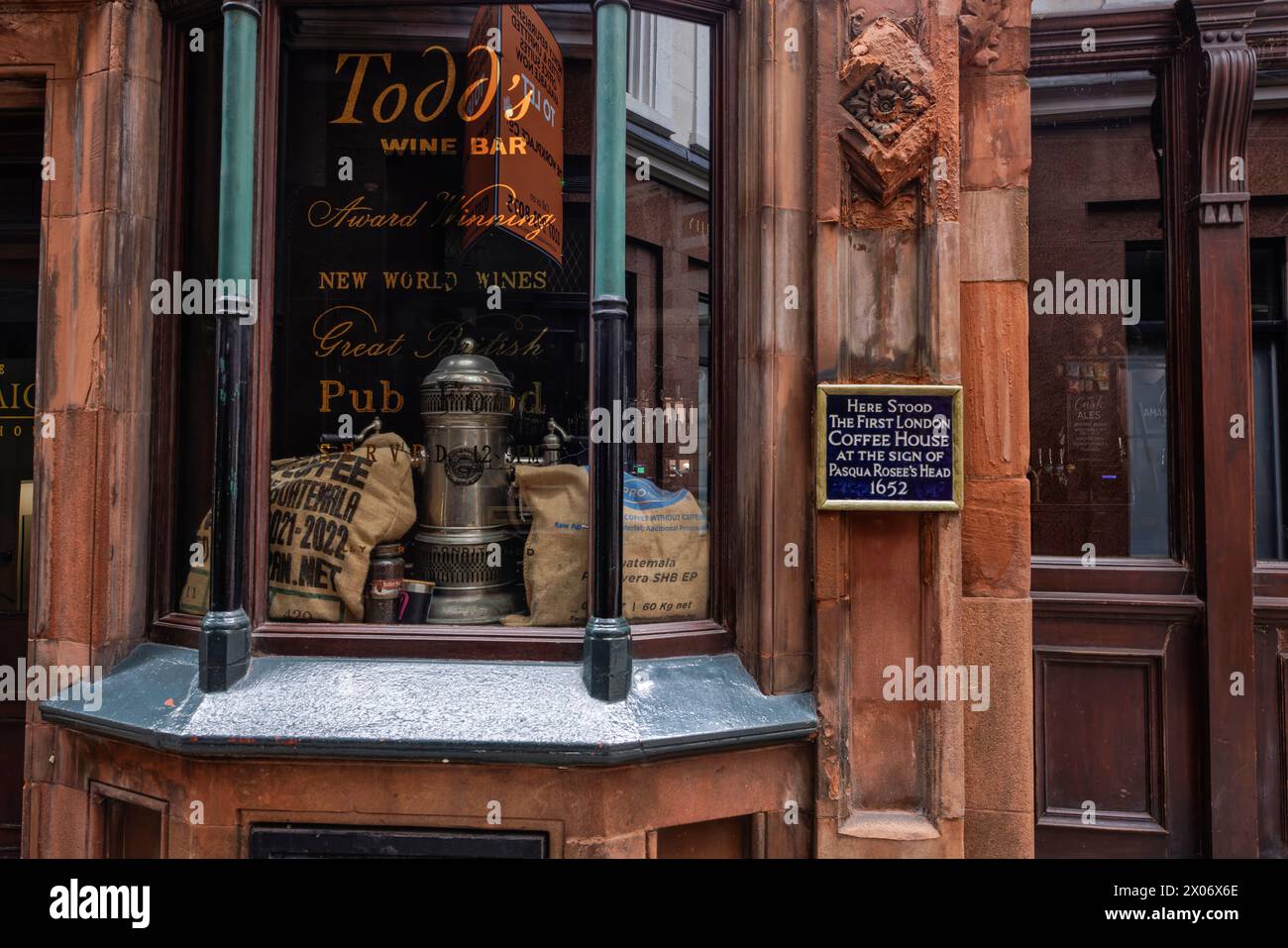 Hier befindet sich das erste Kaffeehaus Londons, das heute von dem Gasthaus Jamaica Wine House aus dem 19. Jahrhundert in der St Michael's Alley, City of London, genutzt wird Stockfoto