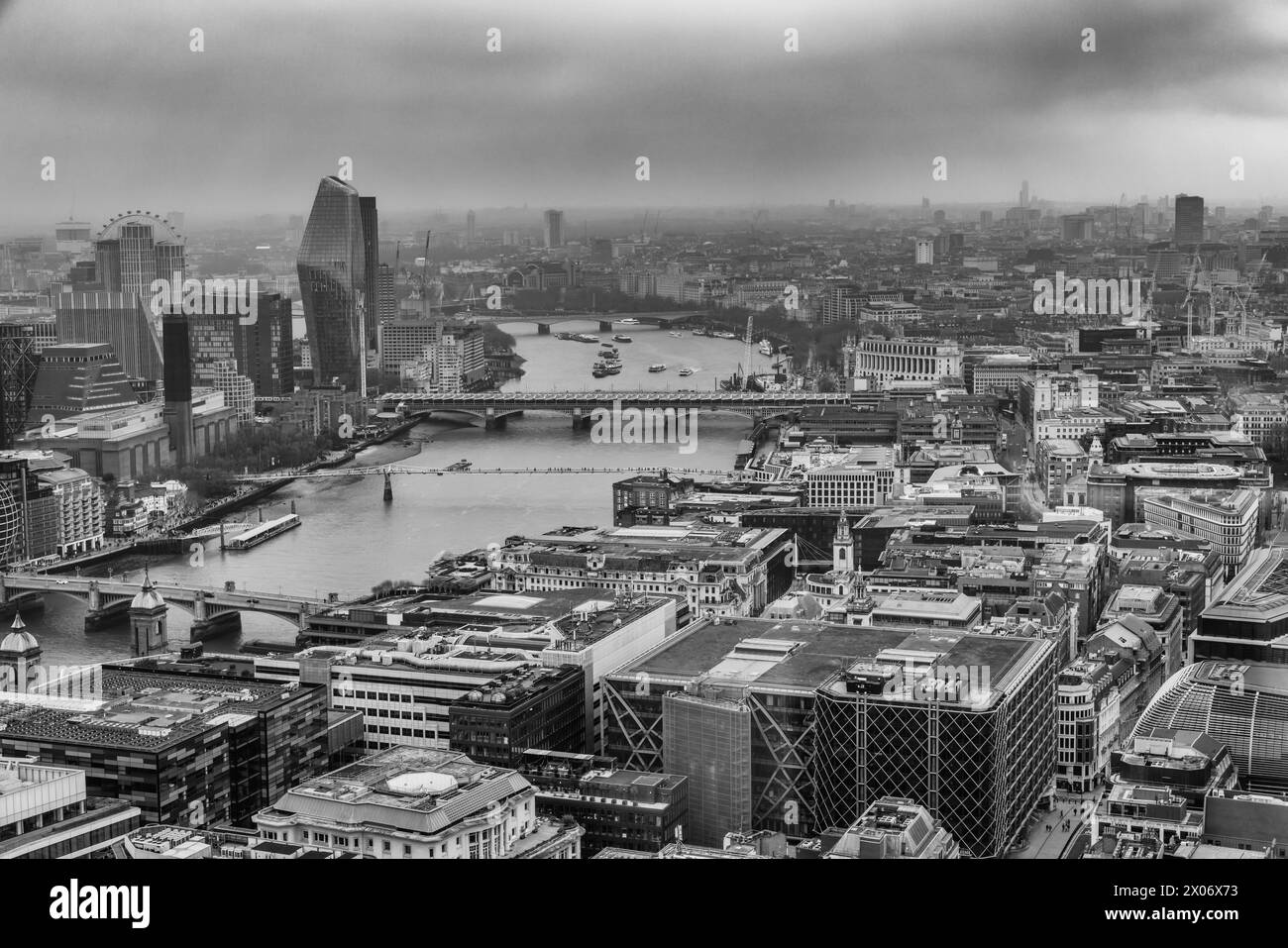 Blick auf London Westward von Skygarden Aussichtsplattform 20 Fenchurch Street, das Walkie Talkie Gebäude. Ein Neo-Futurismus-Wolkenkratzer in der City of London. Stockfoto