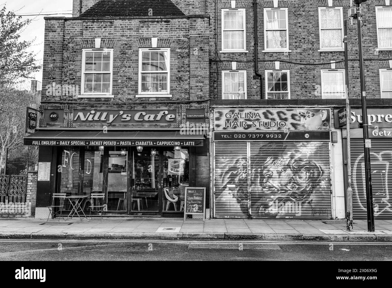 Café und Geschäfte in Bell Lane, Spitalfields East End Viertel von Tower Hamlets, London Stockfoto