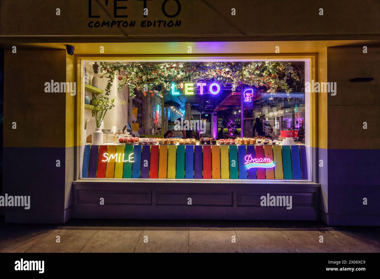 Leto Café in der Dämmerung in der Old Compton Street in Soho, einem wichtigen Unterhaltungsviertel in Westminster, London Stockfoto