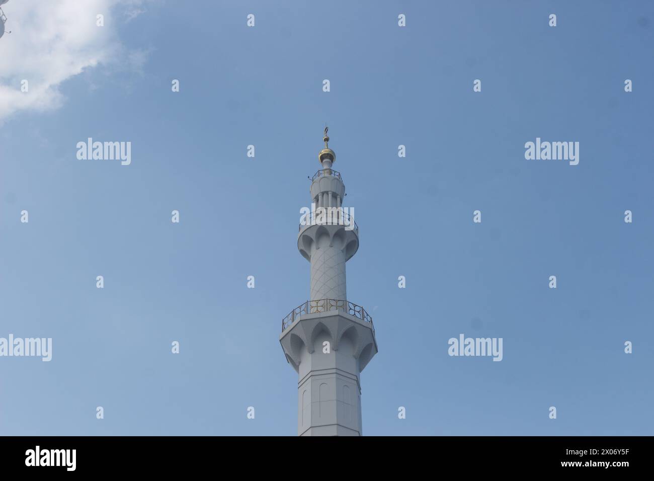 islamischer hoher Turm, genannt Minarett, steht tagsüber mit wunderschönem blauen Himmel Stockfoto