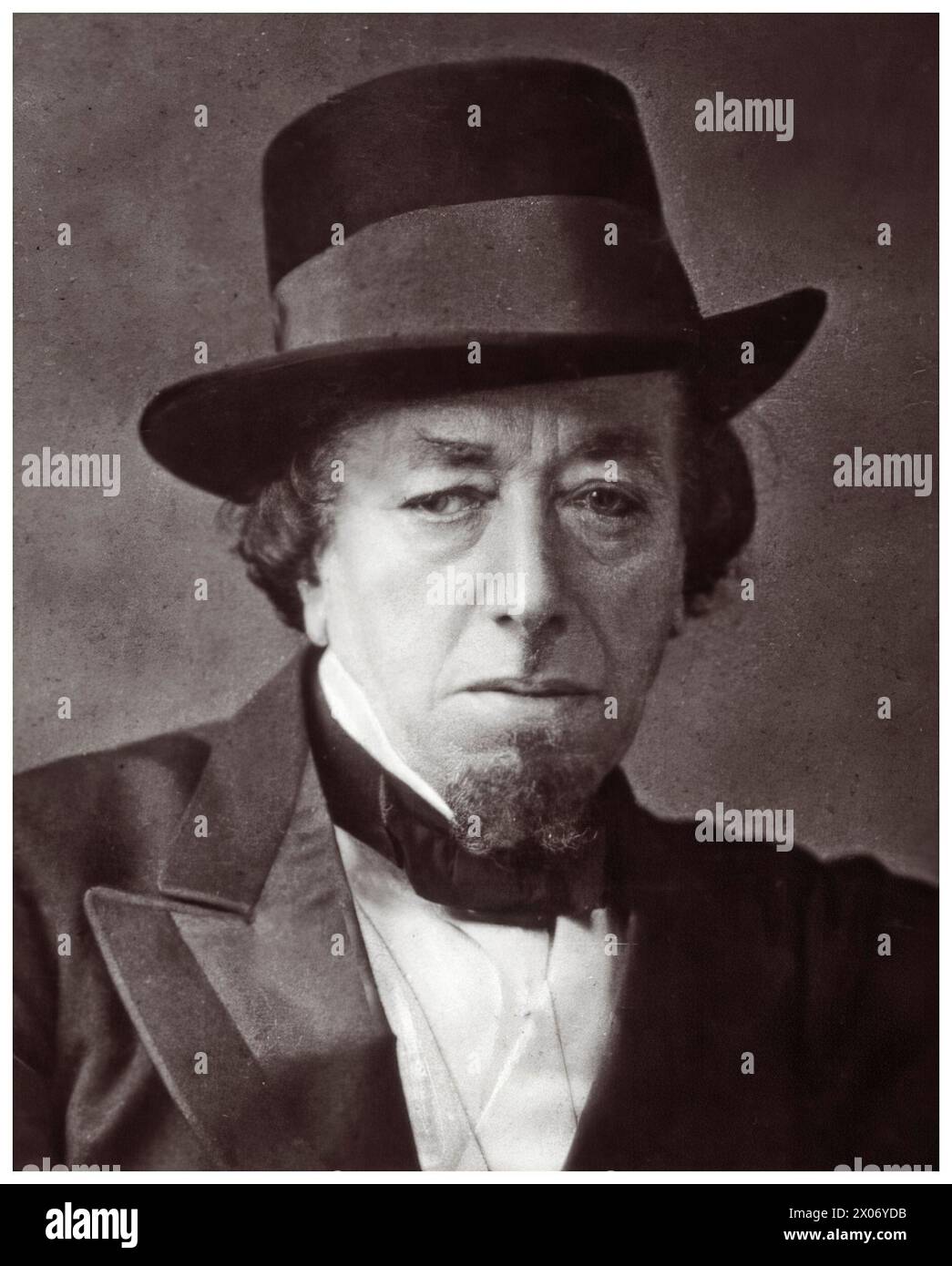 Benjamin Disraeli, 1. Earl of Beaconsfield (1804–1881), zweimal Premierminister des Vereinigten Königreichs 1868 und 1874–1880, Porträtfotografie Kabinettkarte von Cornelius Jabez Hughes, 1879 Stockfoto