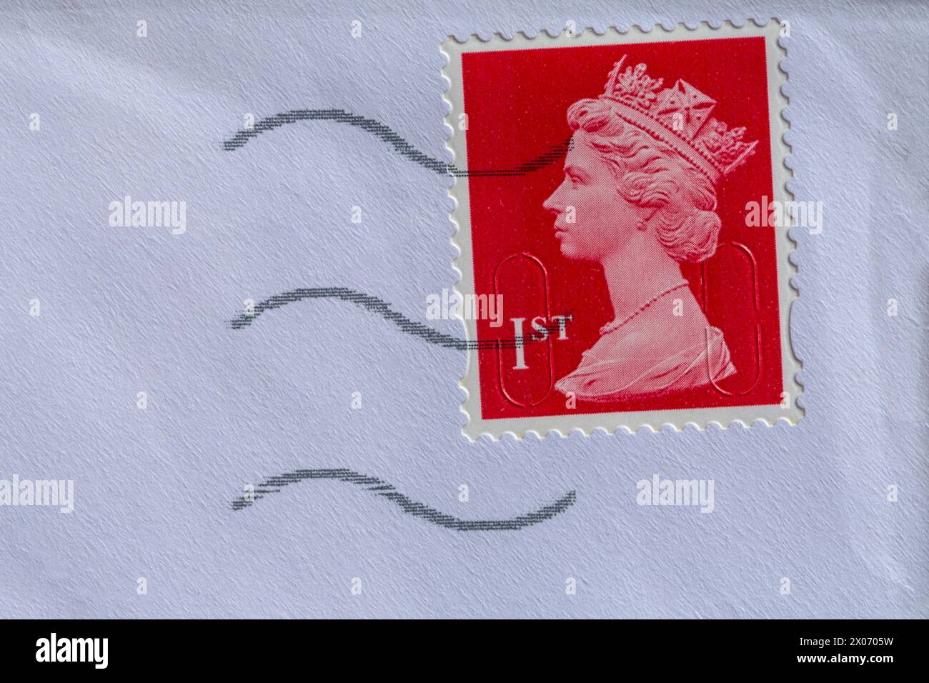 1. Klasse Briefmarke mit Queens Kopf auf weißem Umschlag Stockfoto