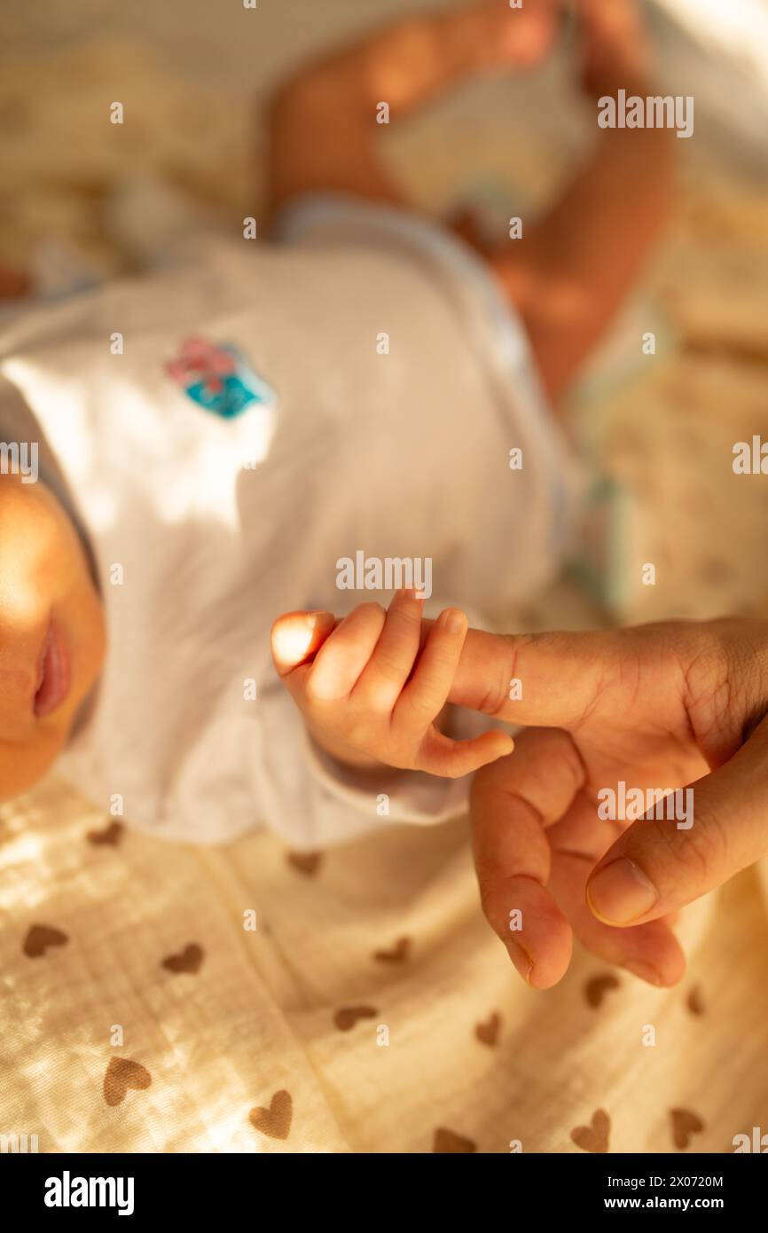 Süße Momente: Neugeborene und Papa Stockfoto
