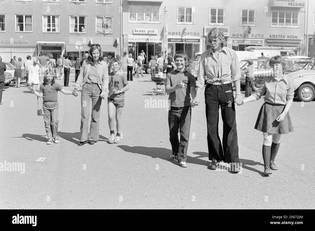 Aktuell 30 - 7 - 1973: Wo Menschen keptDer schwache Geist - verurteilt zu einem unwürdigen Leben in einer Institution. Es gibt helle Flecken. Aber vor allem: Die Fürsorge des Sozialstaates für geistig Behinderte ist eine Schande! Aktuell besuchte zwei Institutionen: Hellandheimen in Vestnes außerhalb von Molde und Lykkkebo in Kristiansund. Die „Lykkkebo“-Kinder können noch immer in der Stadt gesehen werden, viele von ihnen allein. Nur sehr wenige wenden sich an sie, sie sind natürlich in die städtische Umgebung eingebettet. Foto: Aage Storløkken / aktuell / NTB ***FOTO NICHT VERARBEITET*** Stockfoto