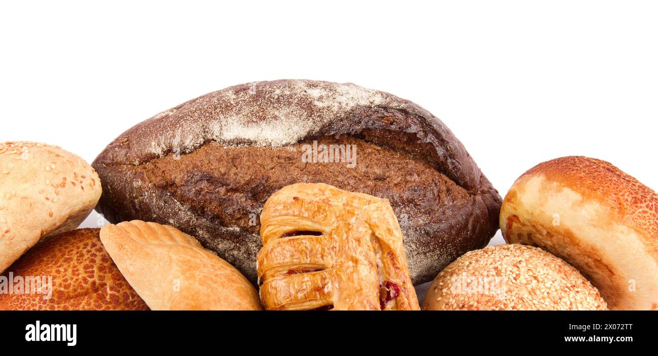 Gebäck, Brötchen und Brot auf weißem Hintergrund. Es ist freier Platz für Text vorhanden. Breites Foto. Stockfoto