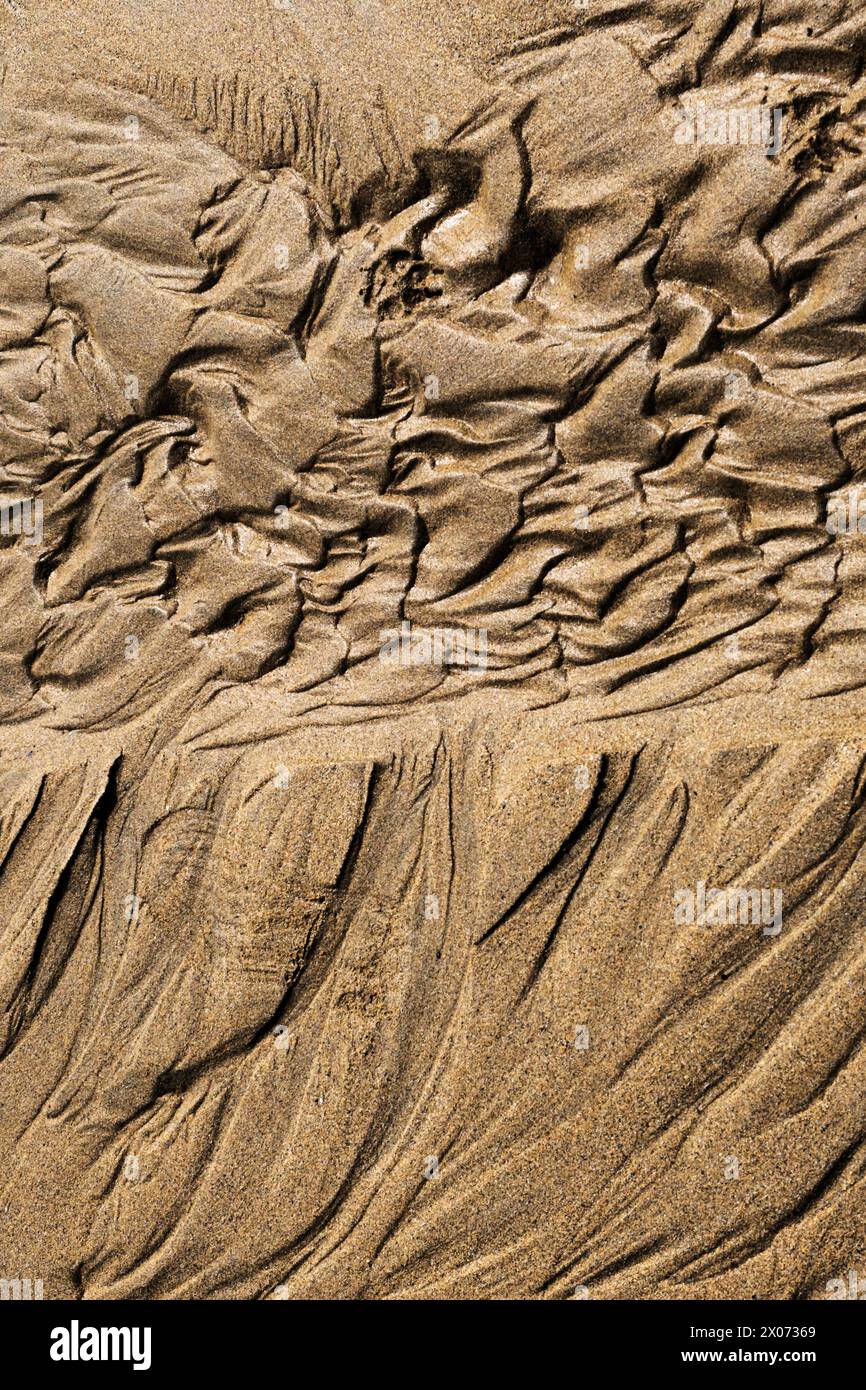 Sandwellen bei Ebbe am Mawgan Porth Beach in Cornwall im Vereinigten Königreich. Stockfoto