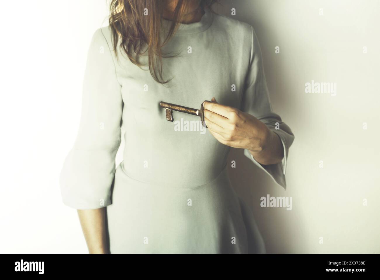 Die Frau öffnet ihr Herz mit einem surrealen, abstrakten Konzept Stockfoto
