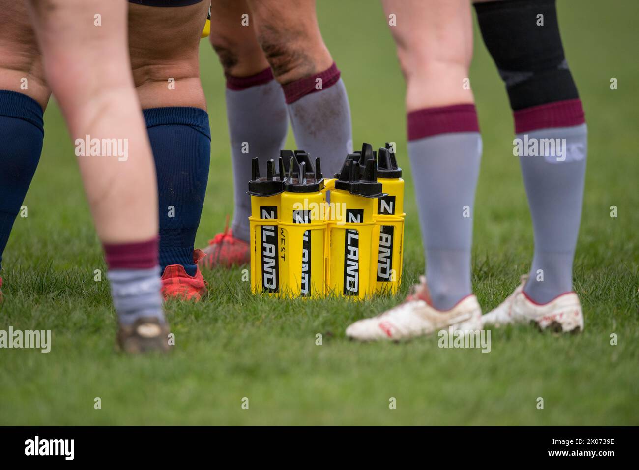 Weibliche Amateur-Rugby-Union mit Ziland-Plastikflaschen. Stockfoto