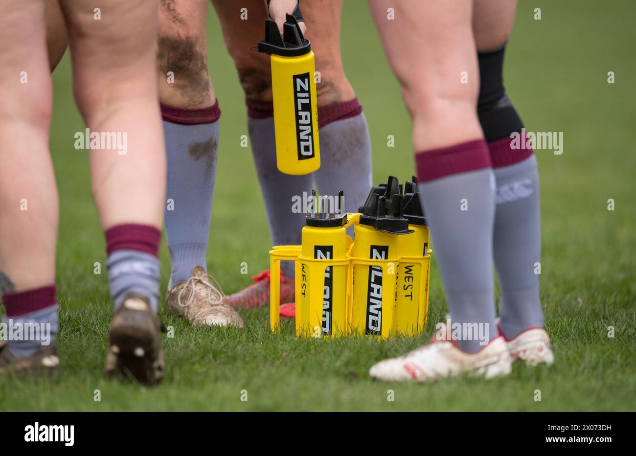 Weibliche Amateur-Rugby-Union mit Ziland-Plastikflaschen. Stockfoto
