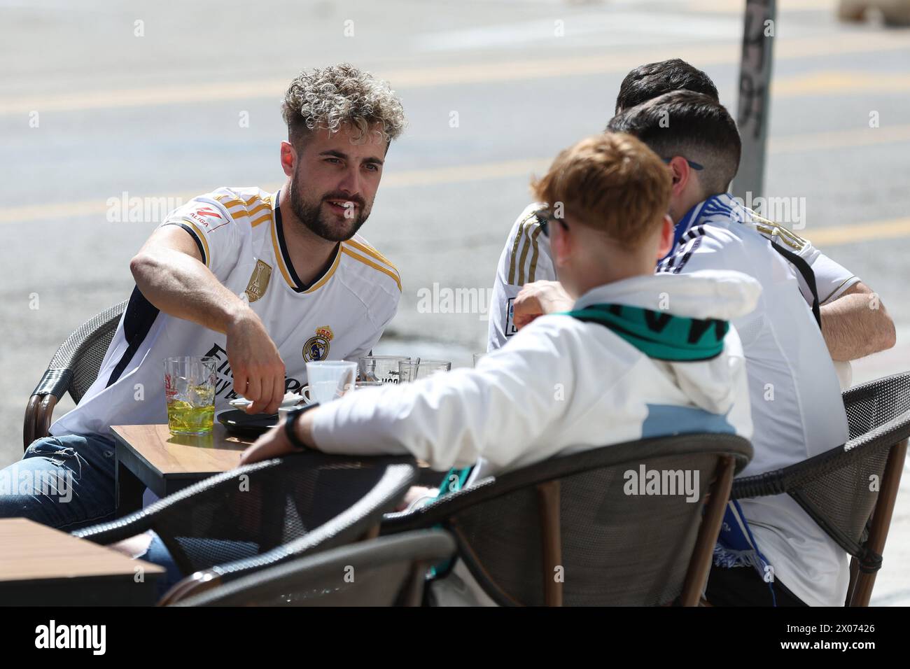 Madrid, Spanien. April 2024. Die Fans von Real Madrid genießen vor dem Spiel der UEFA Champions League im Santiago Bernabau, Madrid, etwas Essen und Trinken vor dem Stadion. Der Bildnachweis sollte lauten: Paul Terry/Sportimage Credit: Sportimage Ltd/Alamy Live News Stockfoto