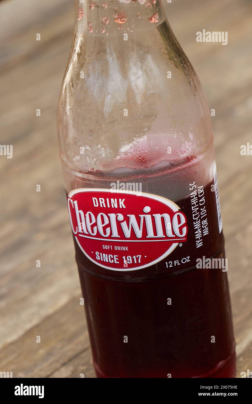 Eine offene Flasche Cheerwine, ein kohlensäurehaltiges Getränk aus North Carolina, USA Stockfoto
