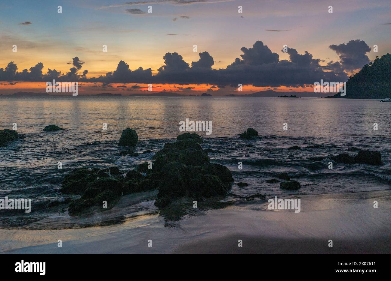 Sonnenuntergang am Strand auf Koh Payam Island, Ranong, Thailand Stockfoto