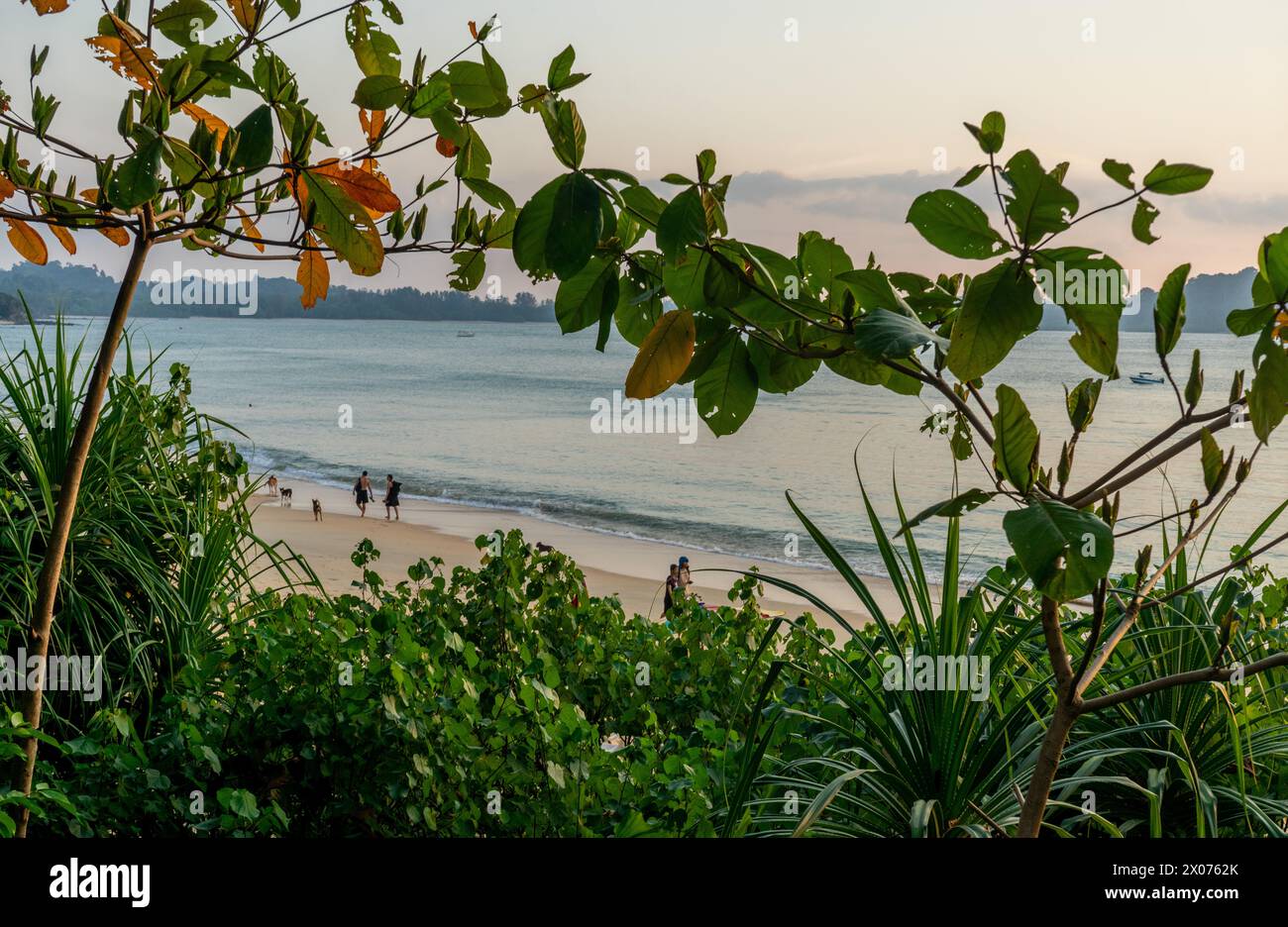 Touristen am Strand auf Koh Payam Insel, Ranong, Thailand Stockfoto
