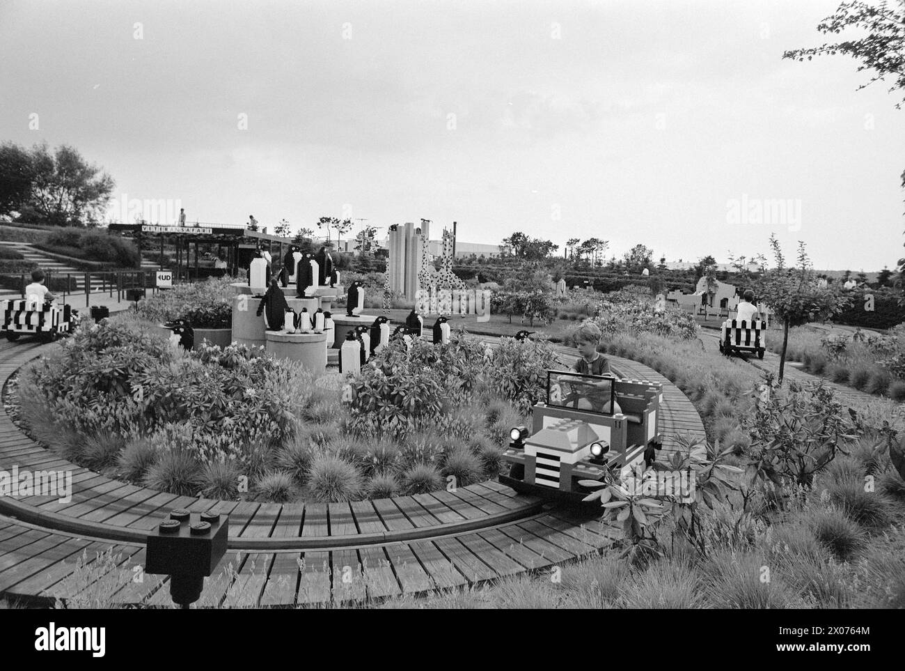 Aktuell 30 - 6 - 1973: Spielland für Jung und Alt Legoland ist ein Mini-Königreich, das nur vom Tourismus lebt. Letztes Jahr wurde diese Fantasiewelt in der Nähe von Billund in Dänemark von nicht weniger als 777.000 begeisterten Menschen besucht – Jung und Alt. Der Spitzenbesuch an einem Tag beträgt 20.000 Personen. Legoland ist eine Abenteuerwelt für Kinder, aber es zieht immer noch mehr Erwachsene an. Letztes Jahr waren 70 Prozent der Besucher Erwachsene. Foto: Ivar Aaserud / aktuell / NTB ***FOTO NICHT BEARBEITET*** Stockfoto