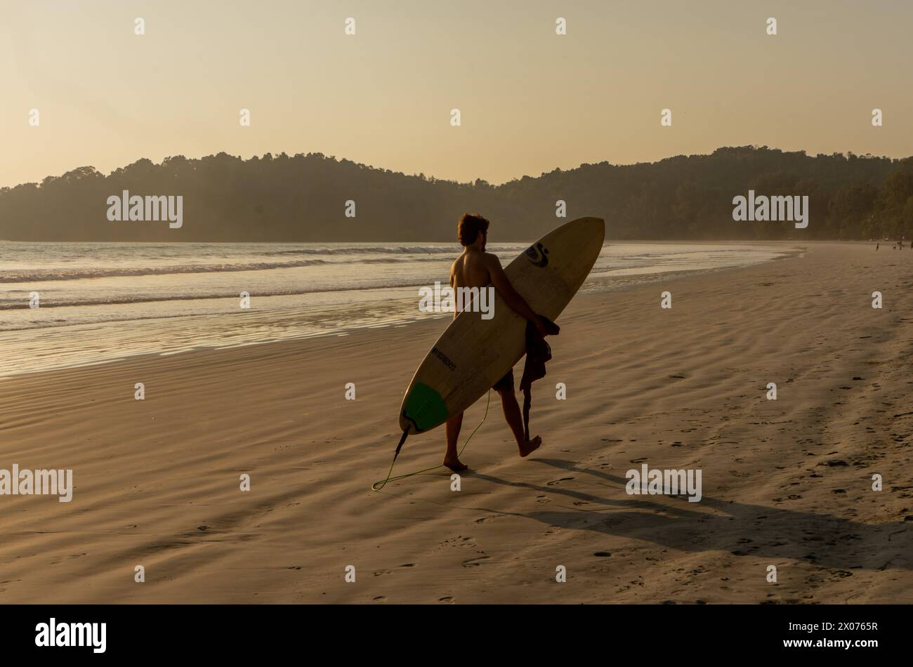 Touristen surfen am Strand auf Koh Payam Island, Ranong, Thailand Stockfoto