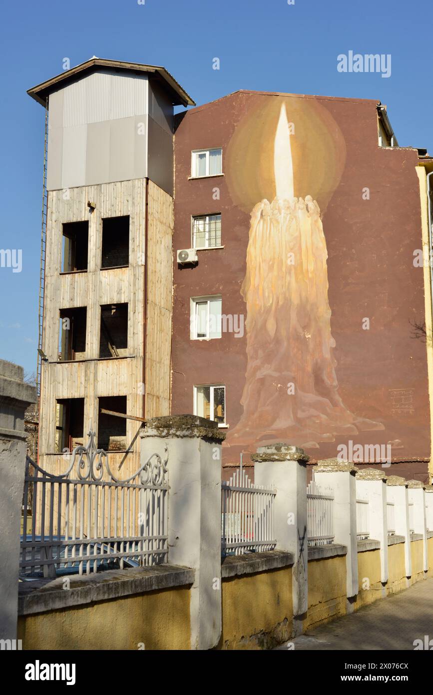 Brennende Kerze auf einem Wohngebäude einer Feuerwehr in Sofia, Bulgarien, Osteuropa, Balkan, EU Stockfoto