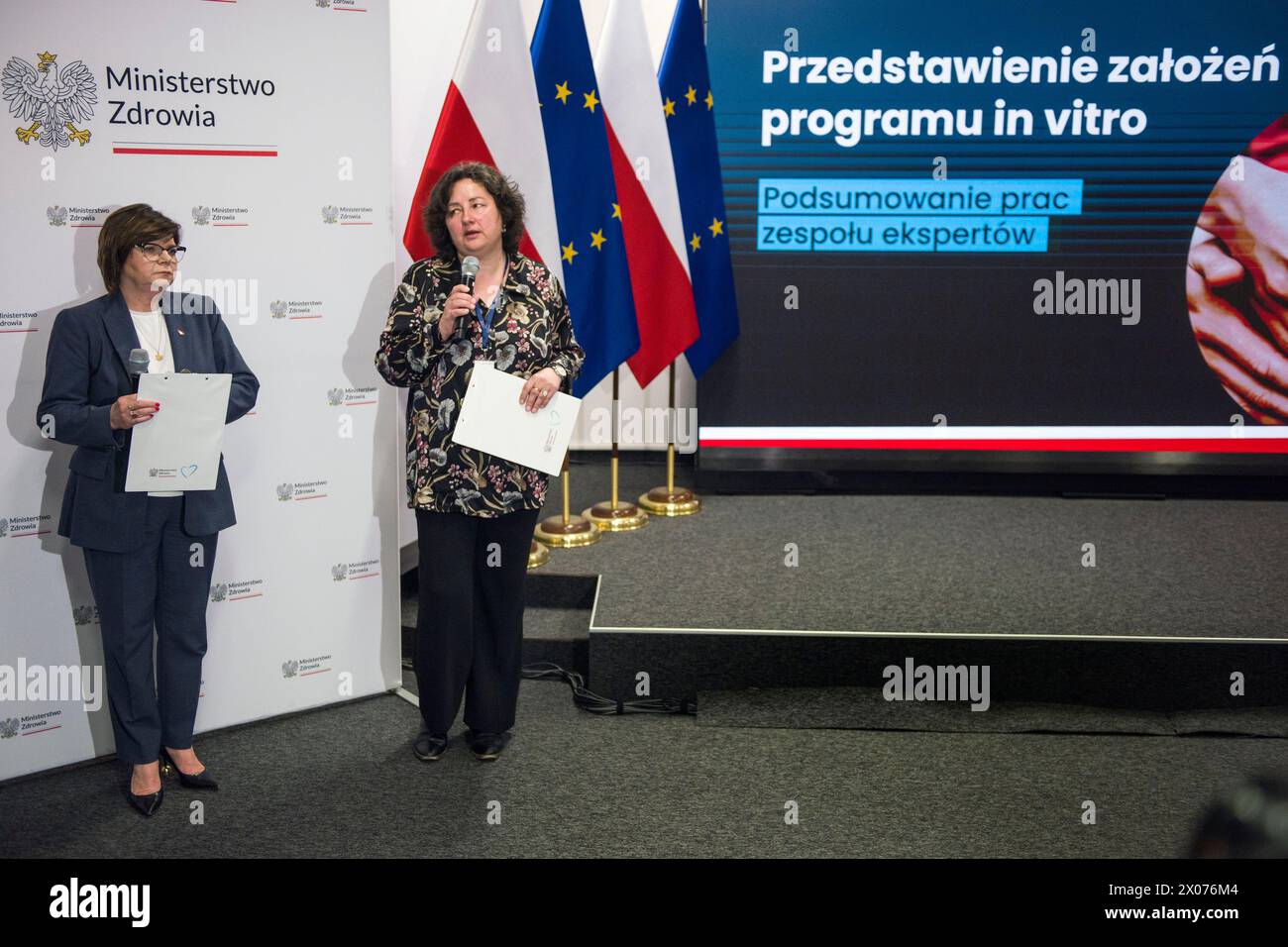 Izabela Leszczyna (L), polnische Gesundheitsministerin, spricht über das neue in-vitro-Finanzierungsprogramm. Die Gesundheitsministerin Izabela Leszczyna kündigte während einer Pressekonferenz an, dass das neue in-vitro-Finanzierungsprogramm vom 1. Juni dieses Jahres bis zum 31. Dezember 2028 laufen wird. Laut dem Leiter des ministeriums ist das Hauptziel des Programms, allen Paaren, die von Elternschaft träumen, gleiche Chancen zu bieten. Das Programm deckt Paare mit diagnostizierter oder ineffektiv behandelter Unfruchtbarkeit innerhalb von 12 Monaten vor der Bewerbung für das Programm ab. Ministerin Leszczyna fügte hinzu, dass sie davon überzeugt sei Stockfoto