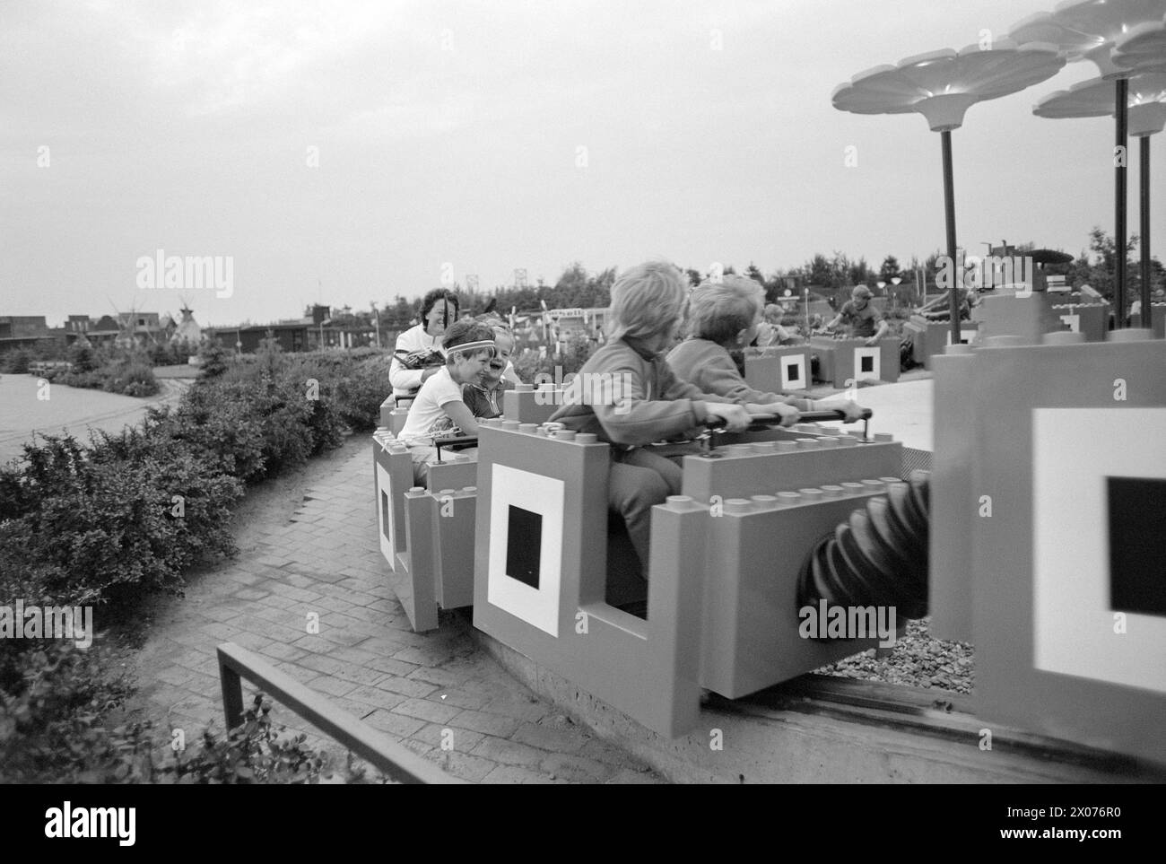 Aktuell 30 - 6 - 1973: Spielland für Jung und Alt Legoland ist ein Mini-Königreich, das nur vom Tourismus lebt. Letztes Jahr wurde diese Fantasiewelt in der Nähe von Billund in Dänemark von nicht weniger als 777.000 begeisterten Menschen besucht – Jung und Alt. Der Spitzenbesuch an einem Tag beträgt 20.000 Personen. Legoland ist eine Abenteuerwelt für Kinder, aber es zieht immer noch mehr Erwachsene an. Letztes Jahr waren 70 Prozent der Besucher Erwachsene. Foto: Ivar Aaserud / aktuell / NTB ***FOTO NICHT BEARBEITET*** Stockfoto