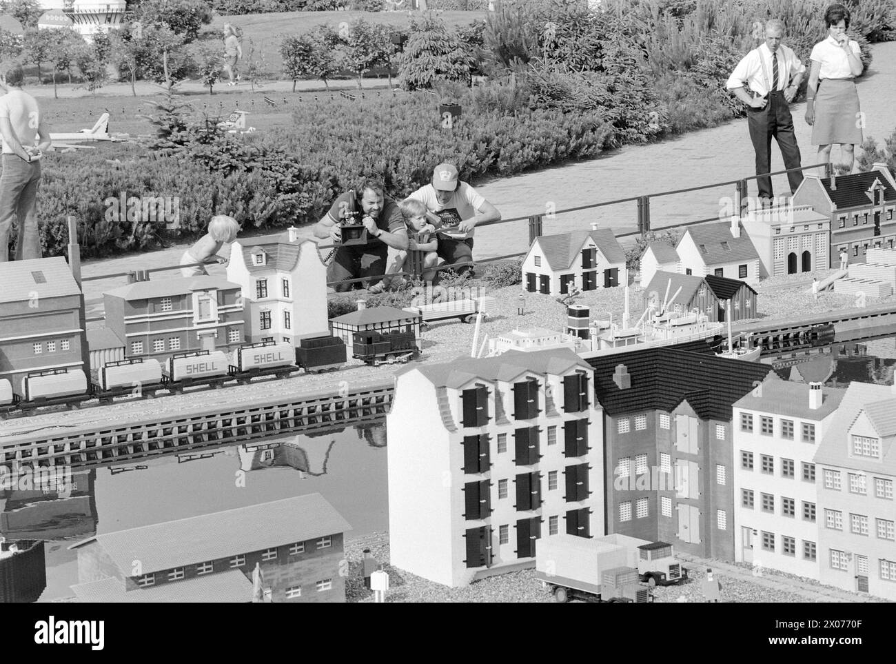 Aktuell 30 - 6 - 1973: Spielland für Jung und Alt Legoland ist ein Mini-Königreich, das nur vom Tourismus lebt. Letztes Jahr wurde diese Fantasiewelt in der Nähe von Billund in Dänemark von nicht weniger als 777.000 begeisterten Menschen besucht – Jung und Alt. Der Spitzenbesuch an einem Tag beträgt 20.000 Personen. Legoland ist eine Abenteuerwelt für Kinder, aber es zieht immer noch mehr Erwachsene an. Letztes Jahr waren 70 Prozent der Besucher Erwachsene. Teil der Kanalstadt mit 56 Häusern, fünf Brücken und einem drei Meter hohen Wasserfall. In der Mitte des Bildes sehen wir Fernsehfotografen bei der Arbeit. Mehrere Programme wurden m Stockfoto