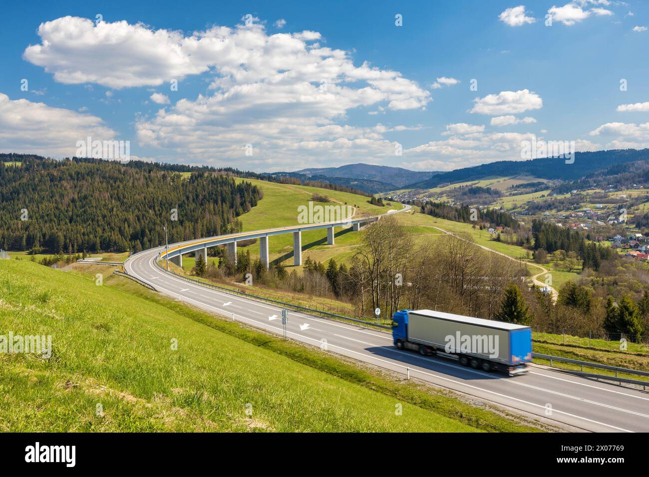 Lkw auf der Autobahn durch das bergige Land im Nordwesten der Slowakei nahe der polnischen Grenze, Europa. Stockfoto