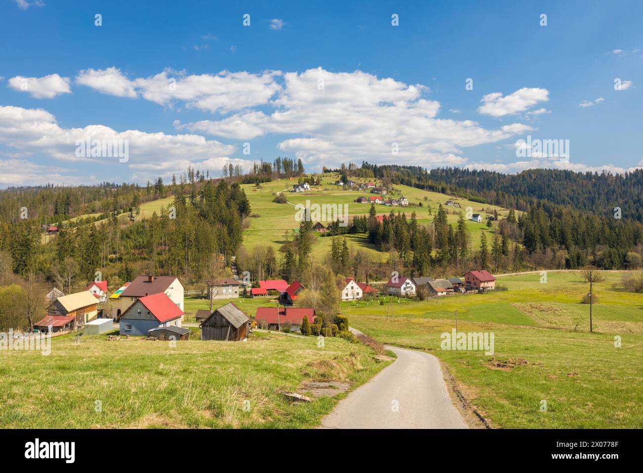 Eine bergige Landschaft mit Dörfern auf den Hügeln im Süden Polens, Europa. Stockfoto