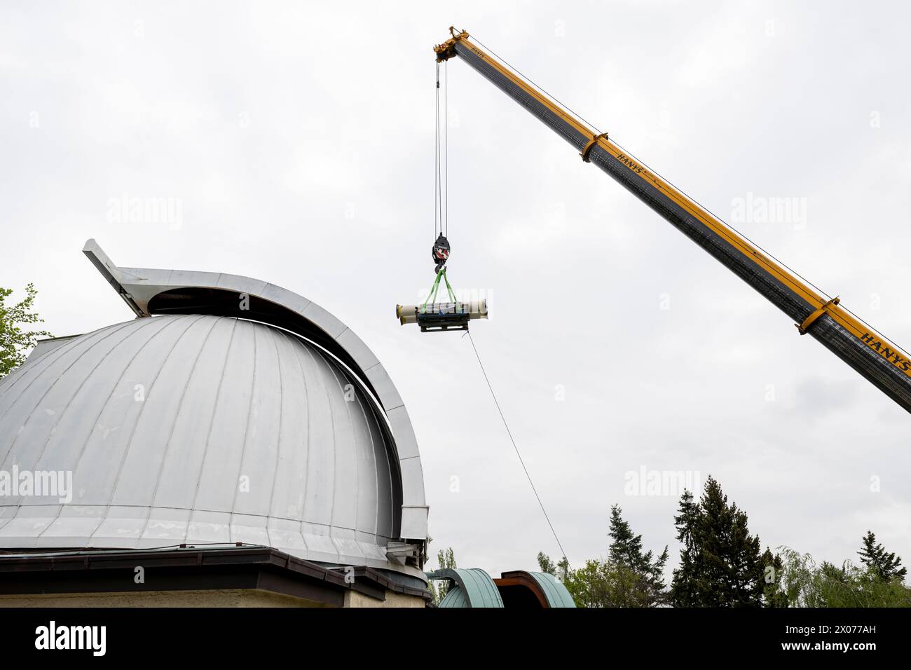 Prag, Tschechische Republik. April 2024. Das größte Teleskop des Stefanik Observatoriums wurde am 10. April 2024 in der Kuppel des Observatoriums, das renoviert wurde, in Prag (Tschechische Republik) wieder installiert. Quelle: Ondrej Deml/CTK Photo/Alamy Live News Stockfoto