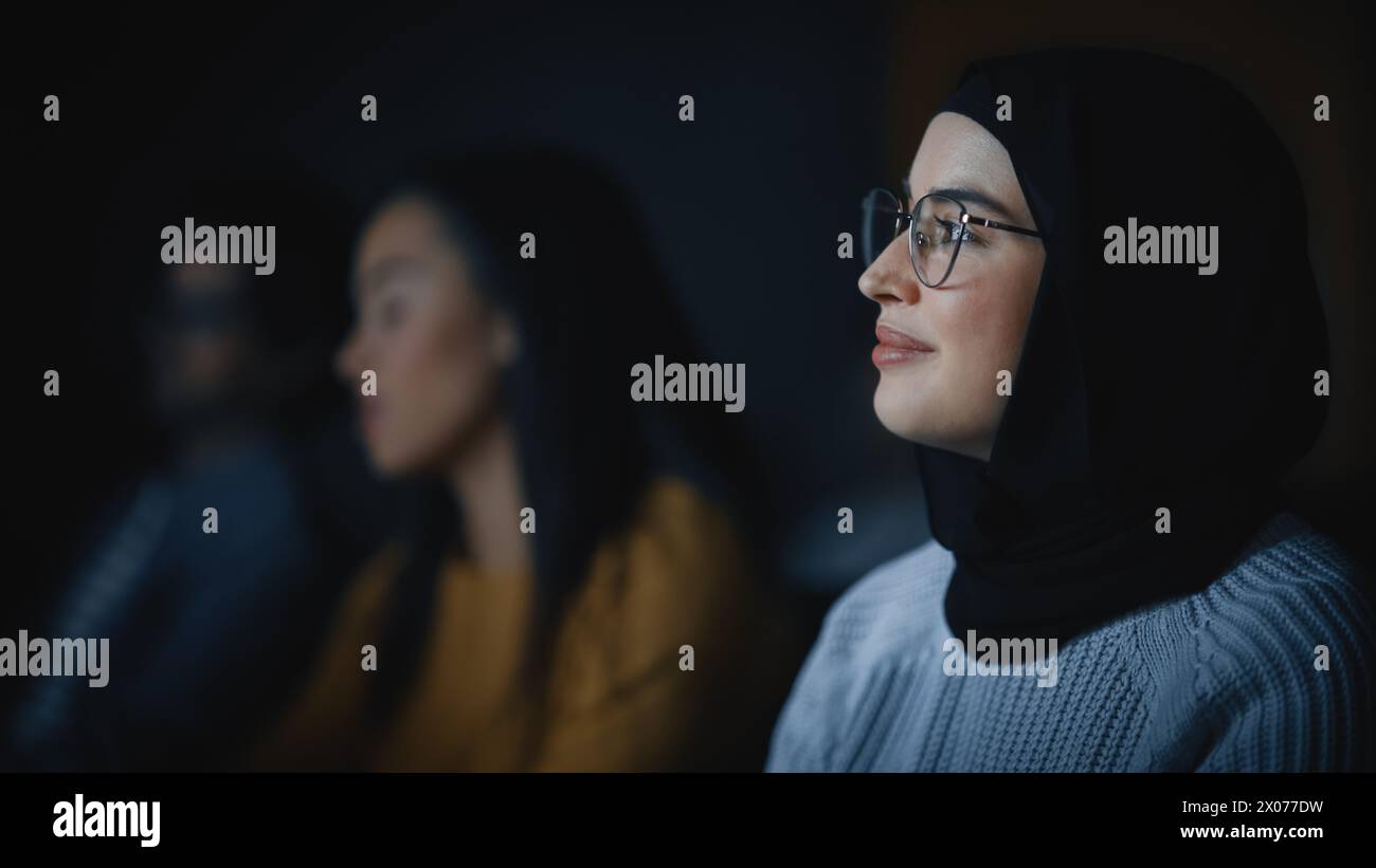 Wunderschönes Nahaufnahme Porträt einer muslimischen Mehrvölkerin mit Hijab und Brille, charmant lächelnd und posierend vor der Kamera. Happy diverse junge Frau in lässigen Kleidern drinnen. Stockfoto