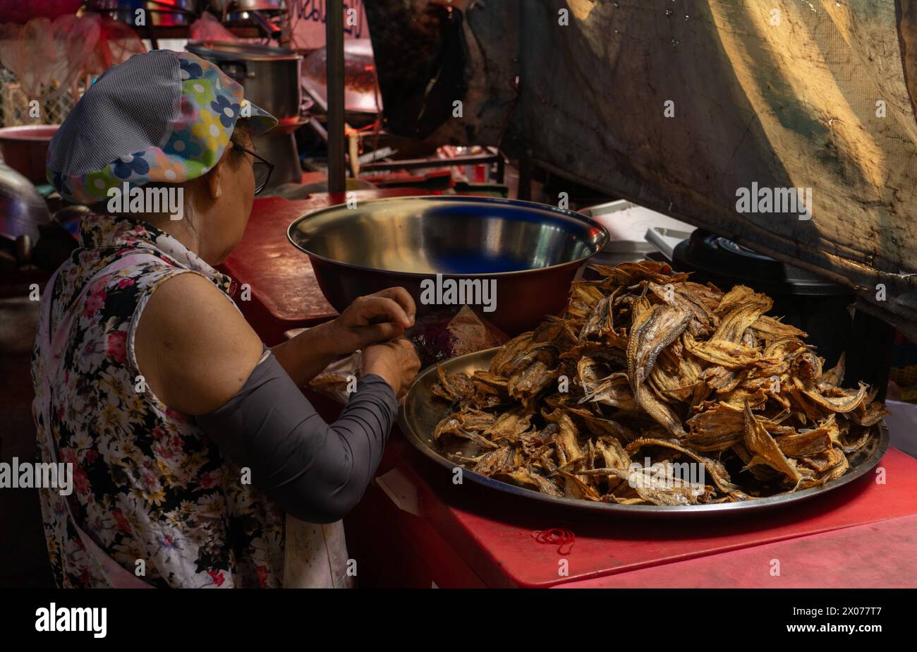 Verpacken von getrocknetem Fisch auf einem Food and Craft Market in Chiang Mai, Thailand Stockfoto