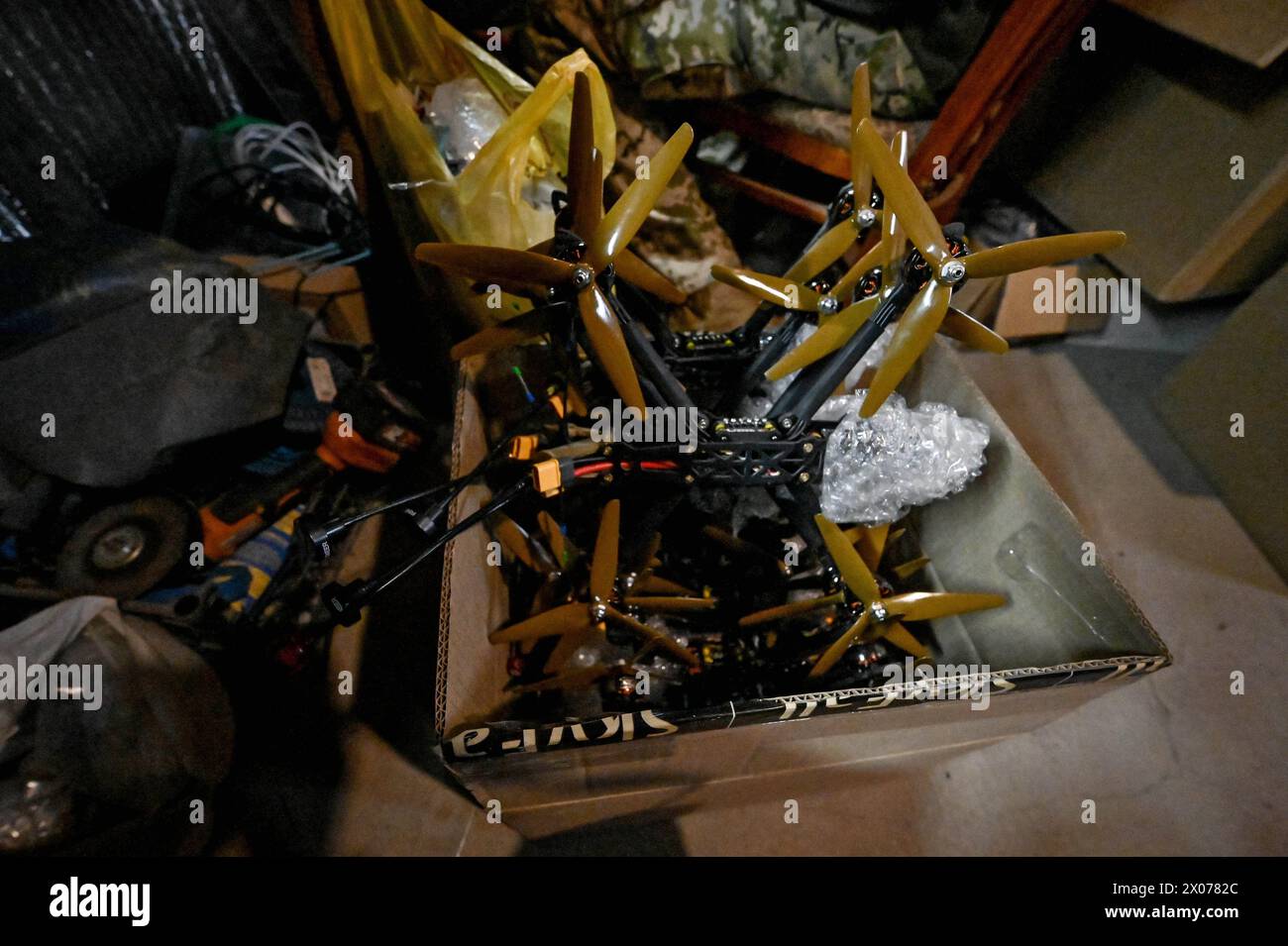 UKRAINE - 3. APRIL 2024 - FPV-Drohnen einer Kompanie unbemannter Kampfluftkomplexe der 118. Separaten Mechanisierten Brigade der ukrainischen Bodenstreitkräfte werden in einer Kiste aufbewahrt. Stockfoto