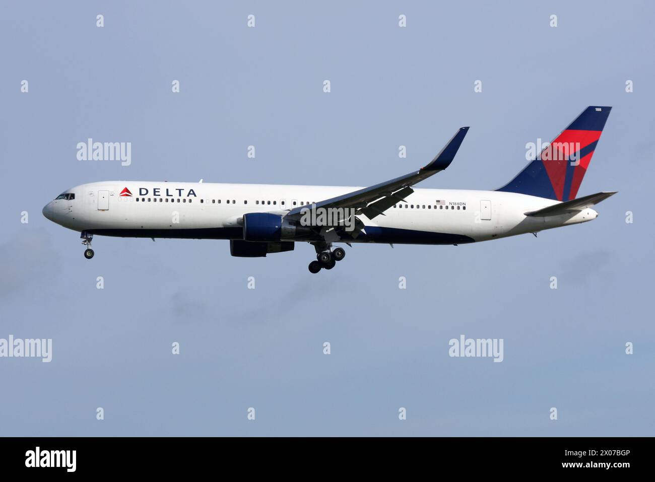 Eine Boeing 767-300 von Delta Airlines nähert sich dem Flughafen London Gatwick an Stockfoto