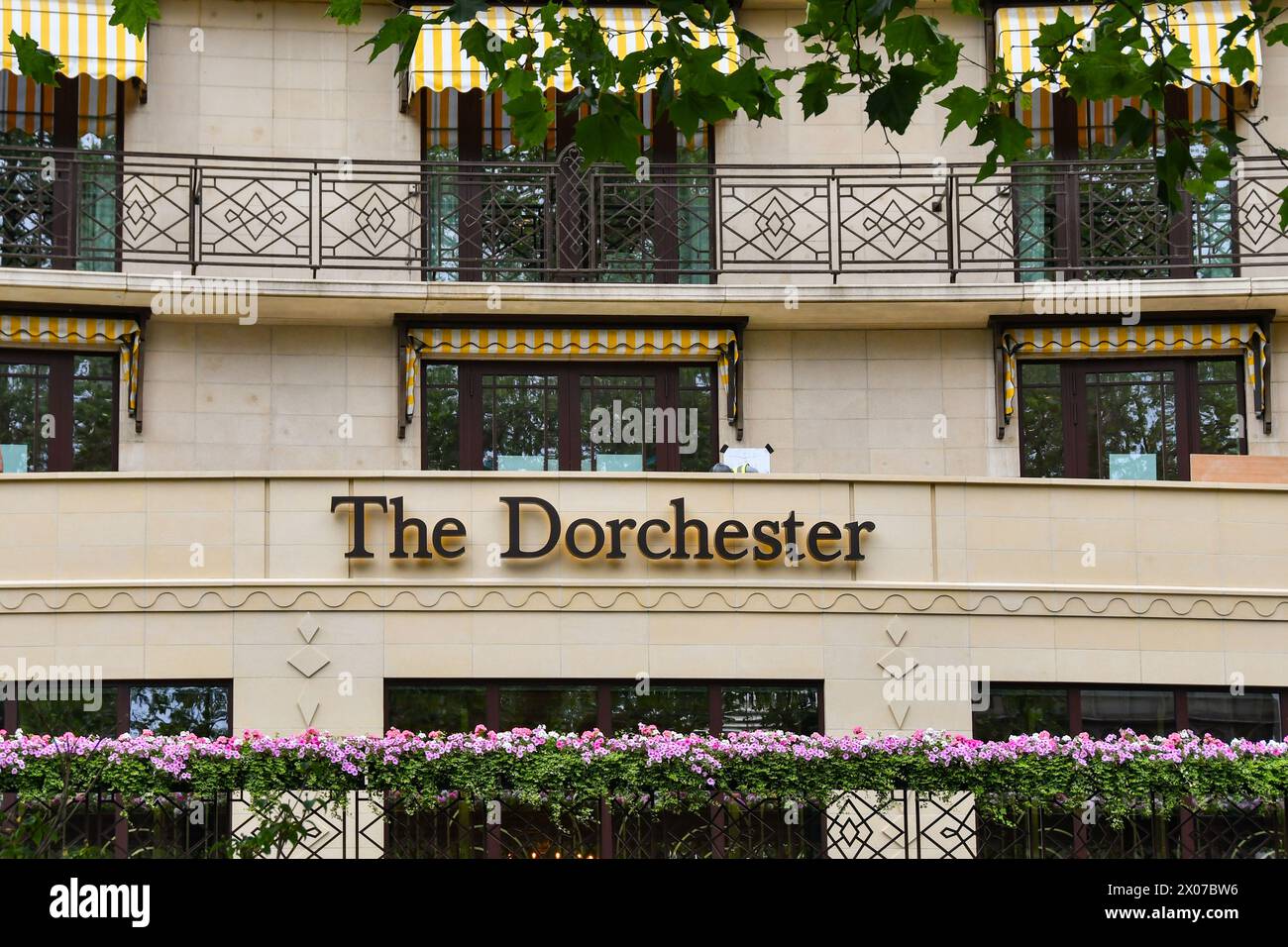 London, England, Großbritannien - 28. Juni 2023: Außenansicht des Dorchester Hotel on Park Lane im Zentrum von London Stockfoto