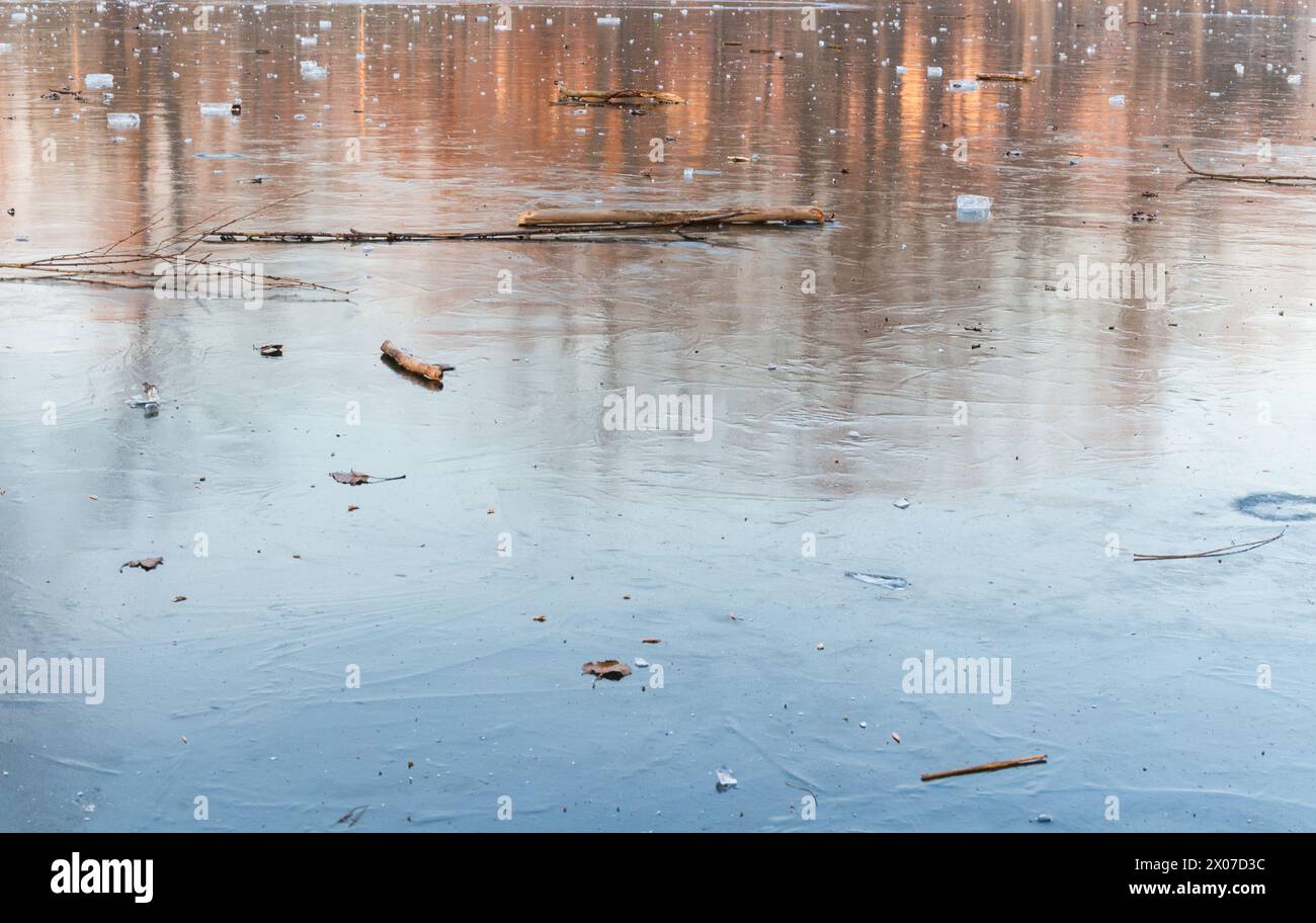 Eis auf dem See im Winter, Ibolya-to, Sopron, Ungarn Stockfoto