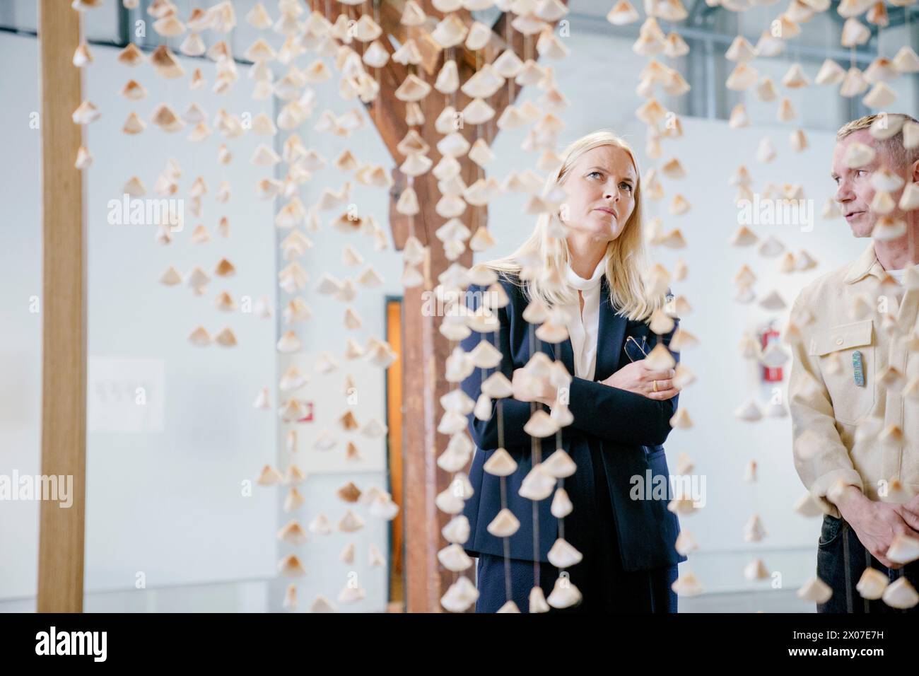 Oslo 20240410. Professor für Textile Kunst, Franz Schmidt, zusammen mit Kronprinzessin Mette-Marit beim Besuch der Osloer Akademie der Bildenden Künste. Foto: Stian Lysberg Solum / NTB Stockfoto